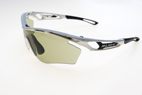 Rudy Project Montature vista tralyx white g. SP398569G0001 - Montatura Rudy Project Tralyx SP398569G0001 in bianco lucido con lenti ImpactX² Golf Grey: design aerodinamico, tecnologia PowerFlow per ventilazione ottimale, naselli e aste regolabili per una calzata perfetta. Ideale per sportivi e performance elevate.