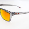 Oakley Occhiali sole uomo 9448 SOLE 0OO9448  57  944832 142-57-17 - Occhiali da sole uomo Oakley OO9448 Sylas, montatura grigio “Grey Ink” e lenti Prizm Ruby, misura 57-17-142 mm — design squadrato in O-Matter, perfetto per uno stile deciso e moderno.