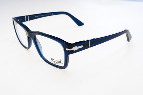 Persol Montature vista uomo 3364V VISTA 0PO3364V 56  181 145-56-20 - Montatura da vista unisex in acetato della linea PO3364V misura 56‑20‑145 mm, silhouette rettangolare classica con dettagli iconici “Supreme Arrow” e aste flessibili Meflecto per comfort quotidiano.