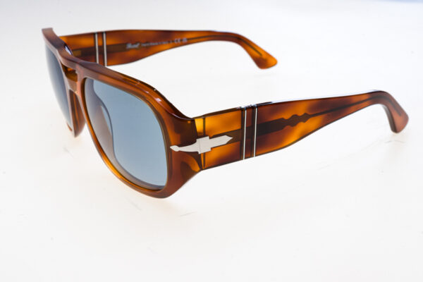 Persol Occhiali sole unisex 3373S SOLE 0PO3373S 56  96/56 145-56-20 - Occhiali da sole unisex Persol PO3373S 96/56 con montatura in acetato “Terra di Siena”, misura lente 56‑20‑145 mm, lenti Crystal Light Blue protettive e stile icona senza tempo.
