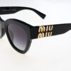 Mu Occhiali sole donna 01YS SOLE 0MU 01YS 51  1AB5D1 135-51-22 - Occhiali da sole donna Miu Miu MU 01YS 1AB5D1 (misura 51‑22‑135) in acetato nero con lenti grigio gradienti, fusione perfetta di stile retrò‑moderno e femminilità distintiva.
