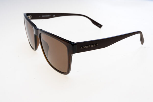 Converse Occhiali sole CV508S MALDEN 46978 469785819201 145-58-19 - Occhiali da sole unisex Converse CV508S Malden calibro 58 mm / ponte 19 mm / aste 145 mm, montatura in plastica di forma squadrata con lenti protettive UV 400, perfetti per uno stile urbano e contemporaneo.