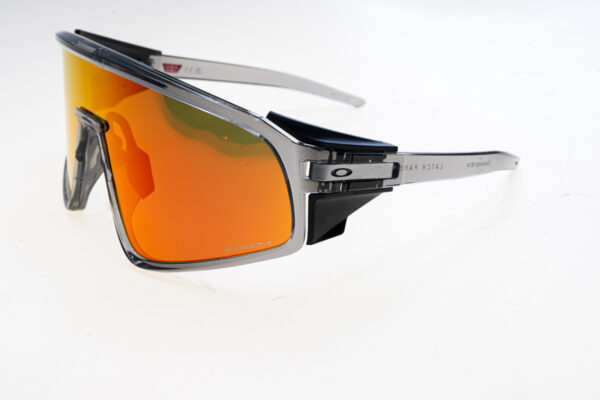 Oakley Occhiali sole unisex 9404 SOLE 0OO9404  35  940404 126-35-13 - Occhiali da sole unisex Oakley OO9404 Latch Panel in montatura nero opaco con lenti Prizm Black, misura 35-13-126 mm — design maschera sportiva full rim, perfetto per un look audace e contemporaneo.
