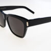 Saint Laurent Occhiali sole unisex SL 560 30013784001 145-54-19 - Occhiali da sole unisex Saint Laurent modello SL 560 con montatura in acetato pieno squadrata e lenti nylon, perfetti per chi cerca un design deciso e moderno combina stile luxury e protezione 100% UVA/UVB.