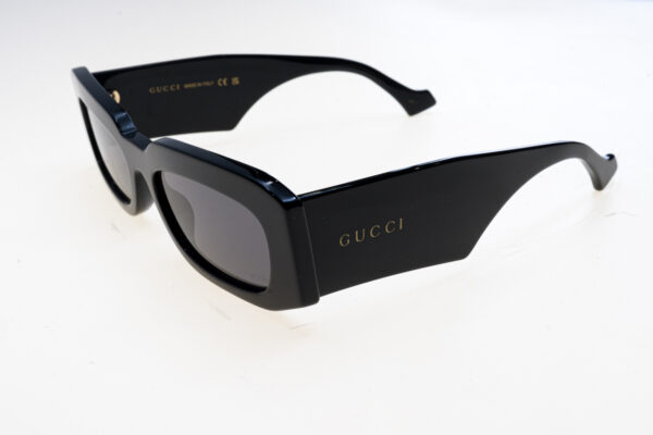 Gucci Occhiali sole uomo GG1426S 30014474001 145-54-19 - Occhiali da sole unisex Gucci GG1426S in acetato squadrato, misura lente 54 mm / ponte 19 mm / aste 145 mm, montatura colore nero con lenti grigio e protezione UV 100%.