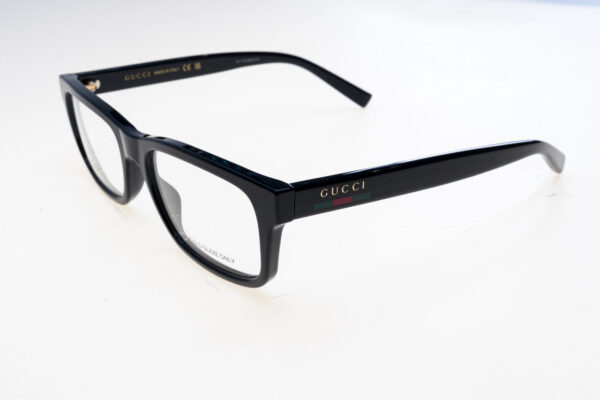Gucci Montature vista uomo GG1858O 30016019003 145-56-18 - Montatura da vista uomo Gucci GG1858O 30016019003 in acetato nero lucido, misura 56‑18‑145 mm, design rettangolare elegante perfetta per uno stile sofisticato e contemporaneo.